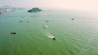 4k航拍海上行驶的游船快艇视频的预览图